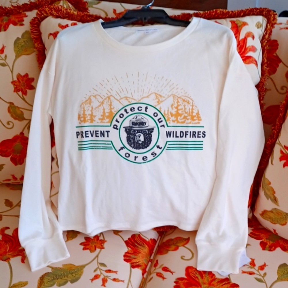 NWT'S Smokey The Bear 🐻 Cream Long Sleeve Light Sweatshirt WM